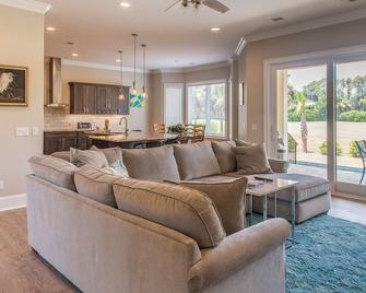 2 Yard Arm - Hilton Head Island - Living room