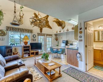 Riverfront Home with Beautiful Water Views, Patio & Fireplace - Coos Bay - Sala de estar