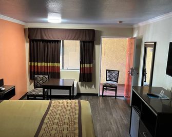 Rivera Inn & Suites Motel - Pico Rivera - Living room