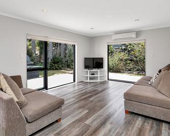 Sunshine on Seabreeze - Mangawhai Heads Bach - Mangawhai - Wohnzimmer