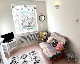 This apartment is a 1 bedroom(s), 1 bathrooms, located in Kent, England. - Broadstairs - Living room