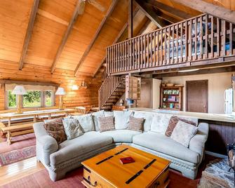 Log Cabin w Loft, Hot Tub, Deck, Fire Pit, & WiFi - Berkeley Springs - Obývací pokoj