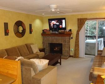 Killington Condo with 3 Flat Screen TVs, pool & tennis ! - Rutland - Soggiorno