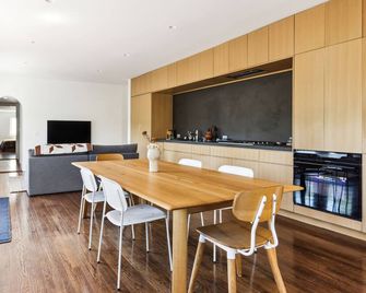 Experience Modern Luxury at Silverlake Waterfront - Los Ángeles - Comedor