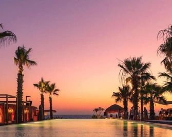 Bebatroun Beach Hotel - Batroun - Piscina