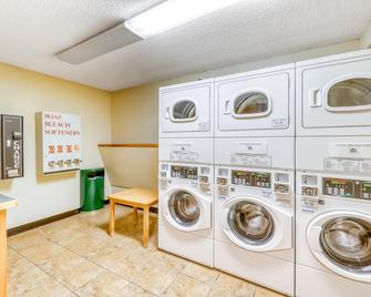 Efficient Mountain Escape W/ Murphy Bed, Shared Pool, Slope Access & Kitchenette - Crested Butte - Laundry facility