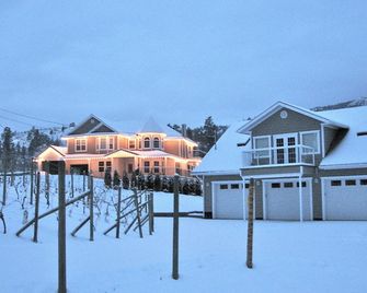 Starz Vineyard Vacation Rental - Penticton - Building