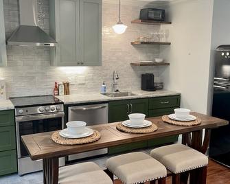Historic Downtown Carriage House - Hattiesburg - Kitchen