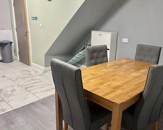1 Room ensuite Flat - Sleeps 2 with Sky Full Fibre - Dudley - Essbereich