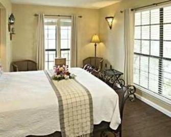 Lakehouse Bed and Breakfast - Canyon Lake