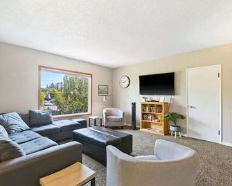 Private full-floor upstairs 2 bedroom apartment @13th & Grand - Spokane - Living room