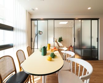 Hongik Univ Station Wave Family Suite #4 - Soul - Ruokailuhuone