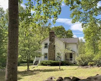 Hightop Hideaway, a cozy secluded mountain retreat. Pet-friendly, Shenandoah NP. - Stanardsville - Building