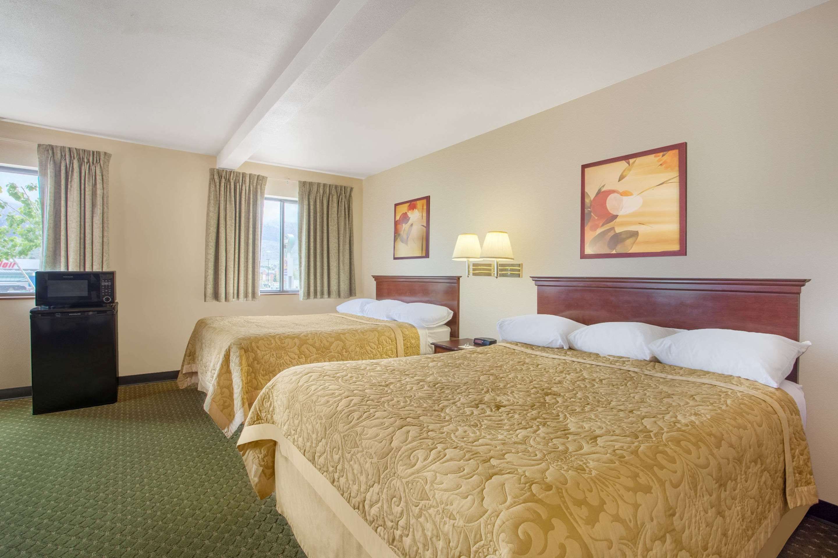 Bedroom view of Super 8 by Wyndham Butte MT