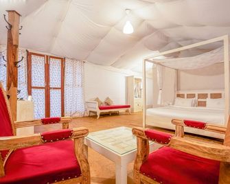 Surya-Ansh Desert Wellness Resort - Sām - Schlafzimmer