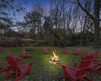 Shawnee Village 3 Bedroom Cozy getaway in the Pocono Mts. - Shawnee on Delaware - Patio