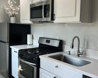 Cozy 2 Bedroom- Retreat in Fullerton - Fullerton - Kitchen
