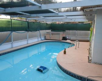 Quiet and private screened in pool home 2br\/2 bath, hot tub - fully equipped - Jasmine Estates - Pool