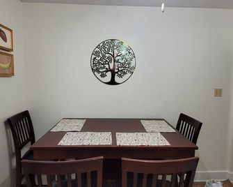Peaceful 2-bed single-family home centrally located on the east side of Morris. - Morris - Comedor