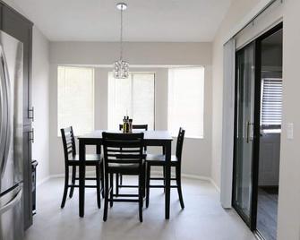 Tarpon Springs Tropical House- 3 Bedroom/2 full bathrooms! - Holiday - Dining room