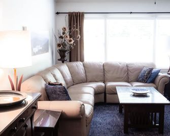 Brick House Cottage at entrance to Toccoa Falls College & Stephens Co. Hospital - Toccoa - Sala de estar