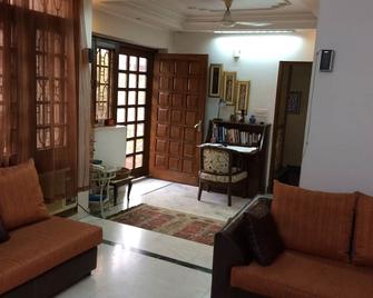 HomeStay Premium for Professionals - Noida - Living room