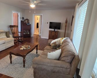 Vintage on Lincoln - 3-bedroom 1 bath house in Russell,Ks. - Russell - Obývací pokoj