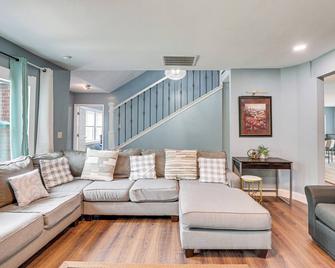 Walterboro House w/ Office Near Wildlife Center - Walterboro - Living room