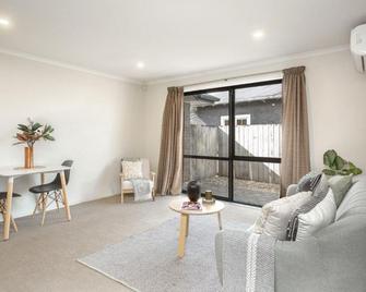 2 Bedroom house in Hamilton Central - Hamilton - Living room