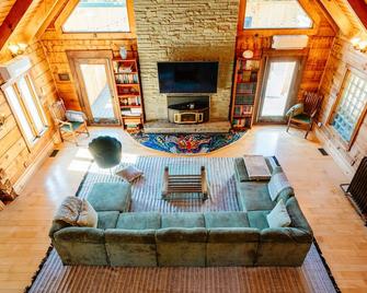 Majestic log home on 20 private acres near ski resort w/pool & hot tub - Paoli - Sala de estar