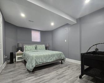 Spacious 2Bd family suite with full kitchen. Centrally located. - Milton - Bedroom