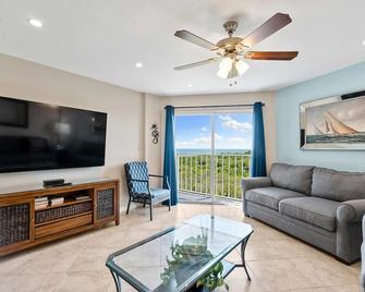 Sunrise Sanctuary - Top Floor Ocean Pointe 2415 - Tavernier - Living room