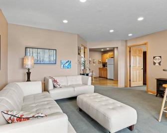 ADA Home with Cozy Fireplace, Close to Silverwood, Restaurants & Hayden Lake! - Hayden - Sala de estar