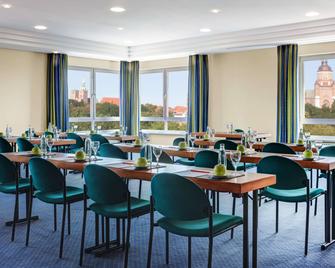 إنتر سيتي هوتل سترالسوند - سترالسوند - مطعم