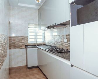 2025 Built 3BR Lavish Gated Apartment in Benin City's Etete GRA with Free Parking, WiFi, AC, 24hr Power & Security, Perfect for Business & Family Travel! Book Only on A I R B N B and V R B O - Benin City - Kitchen