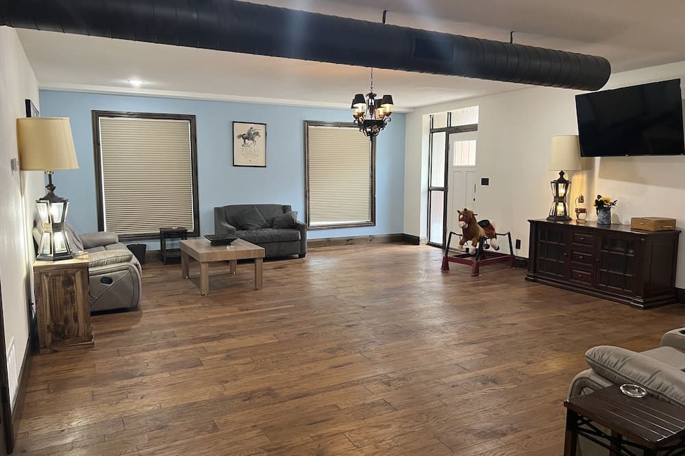 Downtown apartment in Vernon - Vernon - Вітальня