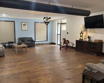 Downtown apartment in Vernon - Vernon - Вітальня