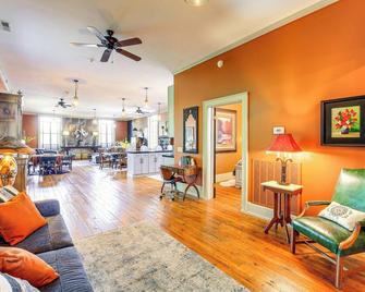 Walkable Wytheville Loft on Main Street! - Wytheville - Living room