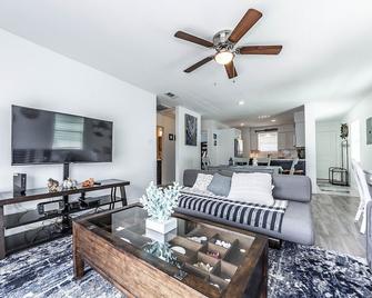 Enjoy wine, beer and fishing? Come to stay at Casa Verde. - Kemah - Living room