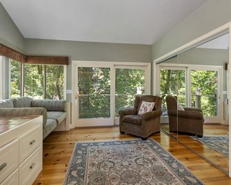 Buck Hollow - Cazadero - Living room