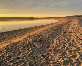 The Greenport Beach Cottage: 3 Min Walk to Beach, 1 mile to Town - Greenport - Beach