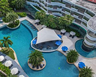 Holiday Inn Resort Phuket Karon Beach By IHG - Karon - Pool