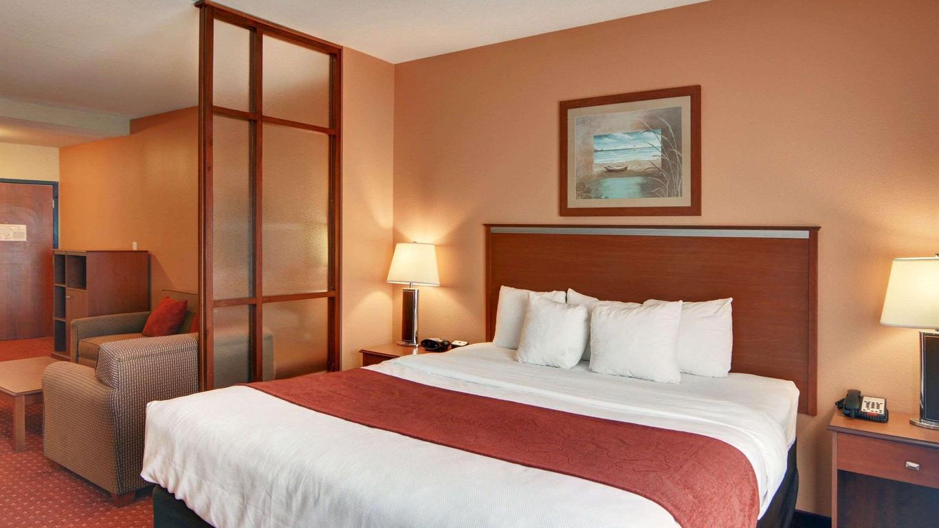 Quality Suites Near Cedar Creek Lake