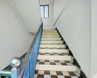 OYO Prasanth Holiday Inn - Kenichira - Trappen