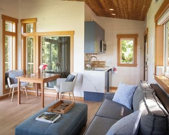 Bellingham Treehouse w/ Waterfall, View, & Hot Tub - Bellingham - Living room