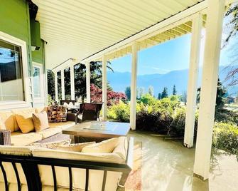 Weekend Escape! Amazing Three Bedroom, Two Bedroom w/ Movie Theater and Hot Tub. - Bellingham - Patio