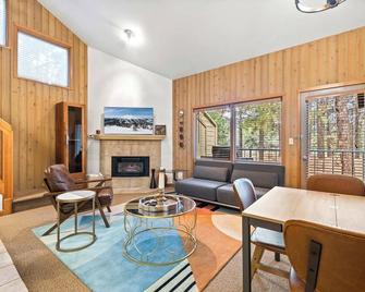 Scenic 1 Bedroom W/loft at Mount Bachelor Resort! - Bend - Living room