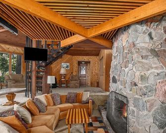 Unique, Silver Lake Tree House in popular beach town. It's one of a kind. - Mears - Sala de estar