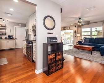 Wana Chill Spot W/ Pool, Spa, Bar ,ping Pong, Bbq - Casselberry - Living room