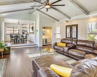 El Paso Oasis Near Franklin Mountains State Park - El Paso - Living room